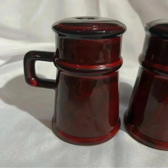 Vintage Large Red and Black Glazed Ceramic Seasoning Shakers - Picture 5 of 6